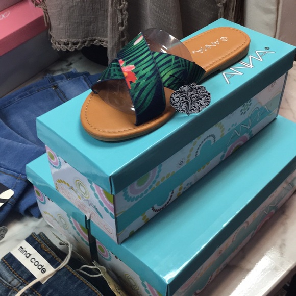 NWT Gorgeous Flower Sandals - Picture 4 of 4